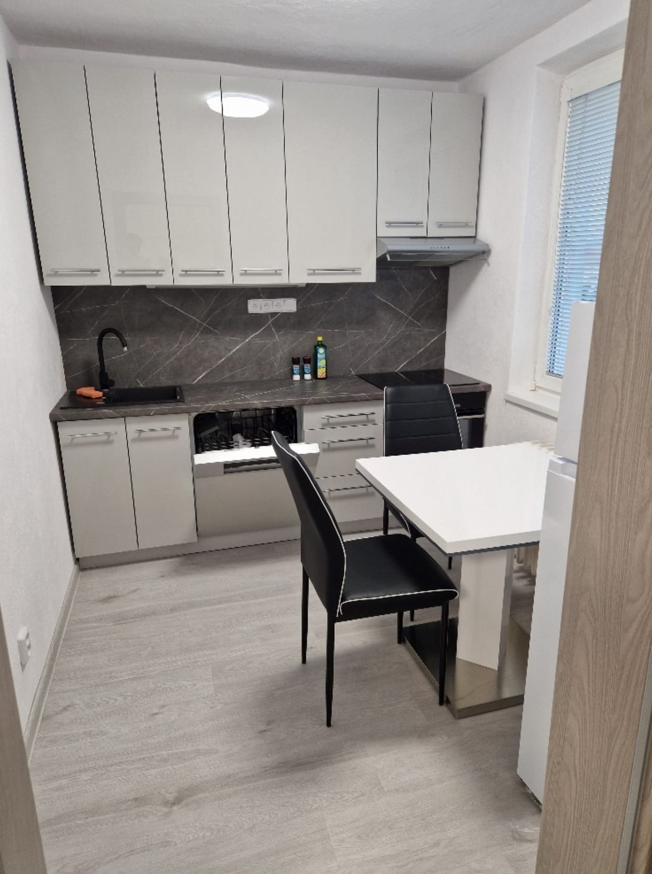 Prenájom kompletne zrekonštruovaného 1-izbového bytu s balkó - 2